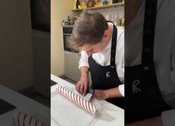 Enlace a Jordi Roca, cocinero de alta cocina, prepara unas fresas con nata