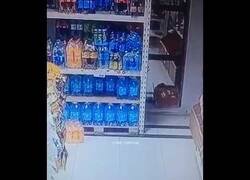 Enlace a Una botella cae y vuelve propulsada al lugar del que salió