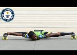 Enlace a El récord del limbo más bajo sobre patines