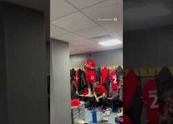 Enlace a Cuando hacen cantar al nuevo del equipo y canta mejor que John Legend