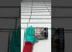 Enlace a Tirando botellas y otros recipientes por las escaleras