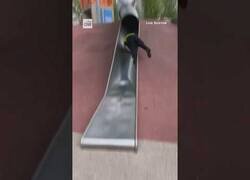 Enlace a Terrible caída de un policía por un tobogan