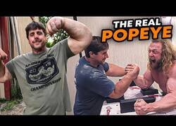 Enlace a Así es Jeff Dabe, el 'Popeye real' que posee las manos más grandes del mundo