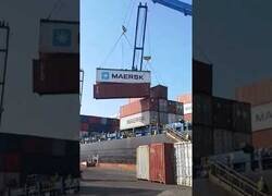 Enlace a Contenedor cae mientras era descargado de un barco