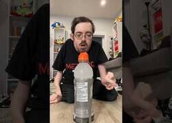 Enlace a Truco para abrir botellas, no siempre sale bien