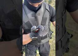Enlace a Así es un chaleco antiapuñalamiento que lo aguanta todo