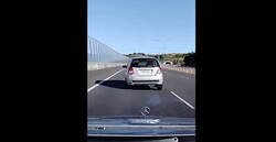 Enlace a Graba cómo un loco en coche con una hacha le persigue e intenta chocar contra él