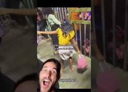Enlace a Se nota que la niña sabe de física al subirse a la atracción de feria