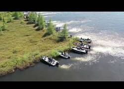 Enlace a Lanchas se unen para mover una isla flotante