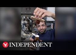 Enlace a Astronauta se prepara un pan con miel en el espacio