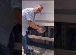 Enlace a Pillando a un tipo robando gasoil de un camión para su Audi