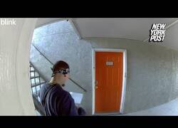 Enlace a Un hombre abre fuego contra dos tipos que intentaban tirar su puerta abajo