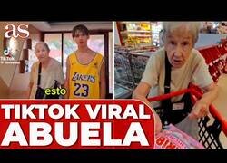 Enlace a Se graba acompañando a su abuela a la compra y se hace viral