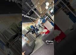 Enlace a Saquean una tienda Nike en Long Beach