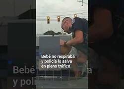 Enlace a Policía salva un bebé que no respiraba en pleno tráfico