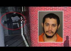 Enlace a Cámaras de seguridad captan a un preso fugándose trepando entre dos muros