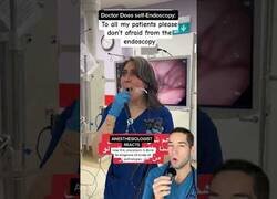 Enlace a Doctora se realiza una endoscopia a si misma
