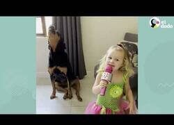 Enlace a El Rottweiler al que le encantaba cantar junto a esta niña