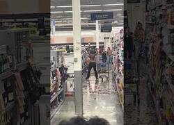 Enlace a Mujer tira al suelo decenas de botellas en un supermercado
