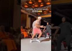 Enlace a Intruso vestido con una bolsa de plástico se cuela en la Fashion Week de Nueva York