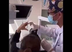Enlace a Momentazo romántico en el dentista