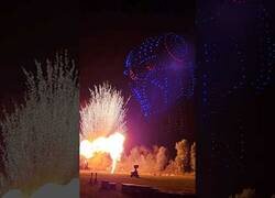 Enlace a Cuando los drones y los fuegos artificiales se unen en un espectáculo