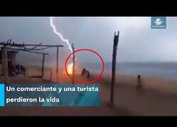 Enlace a Cae un rayo sobre dos personas en México
