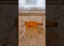 Enlace a Tirando botes y botellas por escaleras