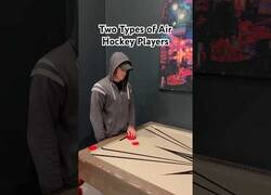 Enlace a Hay dos tipos de personas jugando al Air Hockey