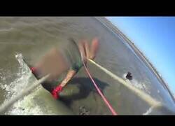 Enlace a Un pitbull ataca a un hombre mientras practicaba kitesurf