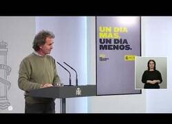 Enlace a Fernando Simón atragantándose con una almendra pero en inglés generado por IA