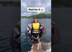 Enlace a Tirándose al agua con cada vez más chalecos