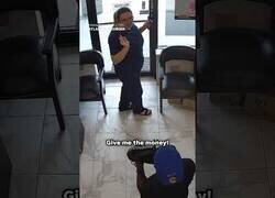 Enlace a Entra a atracar una tienda pero es completamente ignorado