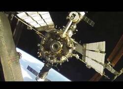 Enlace a Así se hace un cambio de aparcamiento en la Estación Espacial Internacional