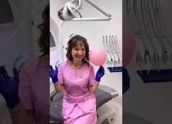 Enlace a Enfermeros muestran su habilidad para inyectar un globo sin que se pinche