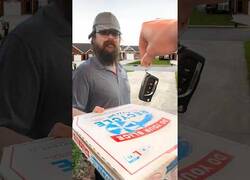 Enlace a MrBeast le da un coche como propina a un repartidor de pizza