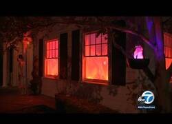 Enlace a Llaman a los bomberos por una decoración de Halloween demasiado realista