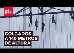 Enlace a Obreros quedan colgados tras derrumbarse un andamio