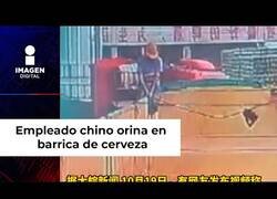 Enlace a En China captan a un empleado orinando en un bidón de cerveza