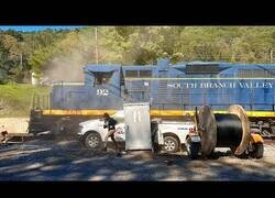 Enlace a Un tren impacta contra una pickup que estuvo cerca de atropellar a la persona que graba