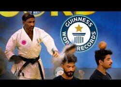 Enlace a El récord de romper cocos sobre cabezas con nunchakus