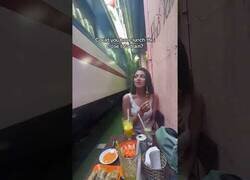 Enlace a ¿Comerías así de cerca del paso del tren?