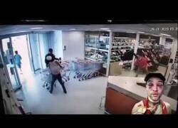 Enlace a Trabajador de una tienda noquea a un ladrón tirándole una botella de refresco