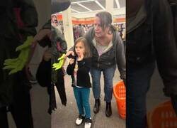 Enlace a Terrorífica visita a una tienda de Halloween