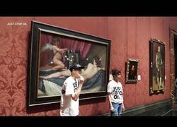 Enlace a Activistas climáticos rompen el cristal protector de la Venus de Velázquez en la Galería Nacional de Londres