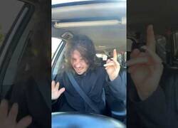 Enlace a Cuando un tipo random aporrea tu ventanilla