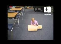 Enlace a Bebé practicando una RCP