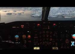 Enlace a Aterrizaje de un avión en Groenlandia visto desde la cabina