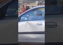 Enlace a Un hombre embiste con su coche una sucursal bancaria mientras se ríe