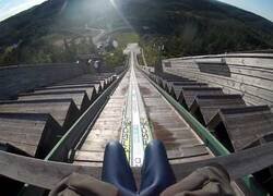 Enlace a Esquiando en una pista sin nieve en primera persona
